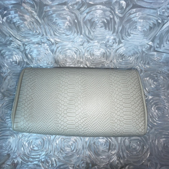 Five-Piece Hair Styling Kit including a Revlon Dual-Zip Toiletry Case - Picture 4 of 15